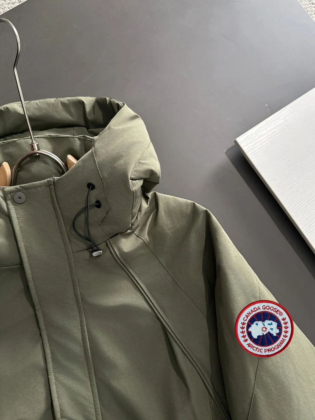 Two-day delivery time P960 Big Goose 🔥🔥 High-end customization 2025 winter official website's latest popular down jacket. Original custom-made hardware accessories for customers, all imported and original customization. Welcome to compare at the counter. Absolutely high quality. Use top-grade 90 white goose down. Super soft. Filled with fluffy and full feathers. Super heavy work. Fabric workmanship is excellent. The version is super perfect. Note⚠The fabric is super comfortable. Exclusive model. High-end quality. A must-have warm and protective artifact in winter. Size: M-3XL